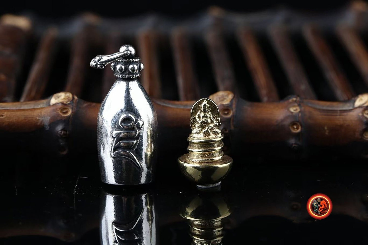pendentif bouddha, ghau bouddhisme tibetain. Jambhala sous sa forme jaune. Déité de la richesse. mantra syllabe "DZAM" argent 925 et cuivre - obsidian dragon