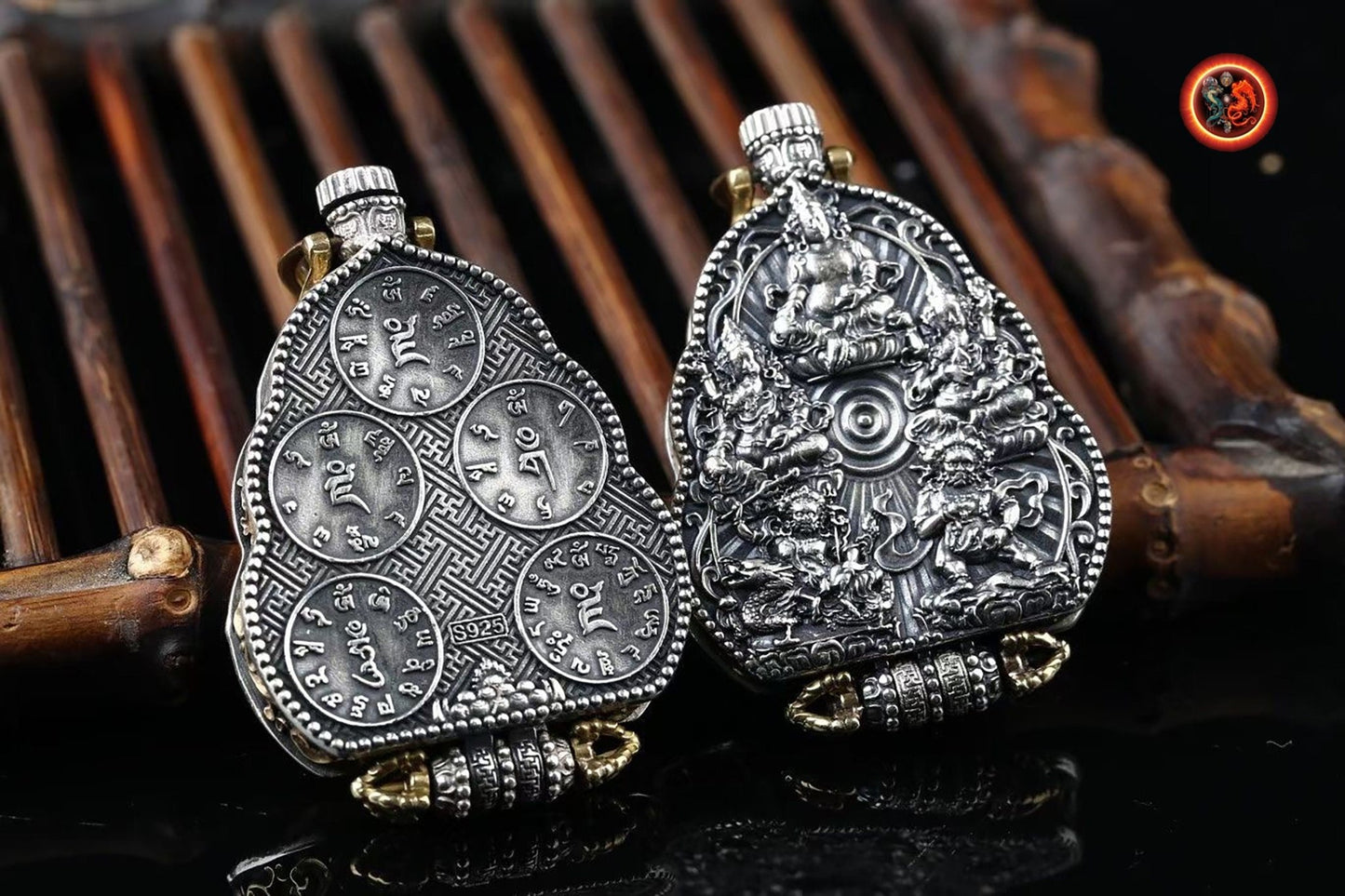 Pendentif bouddha, ghau, bouddhisme tibétain, vajrayana. Déité de la richesse, Jambhala sous ses 5 formes. Mantras au verso, argent 925. - obsidian dragon