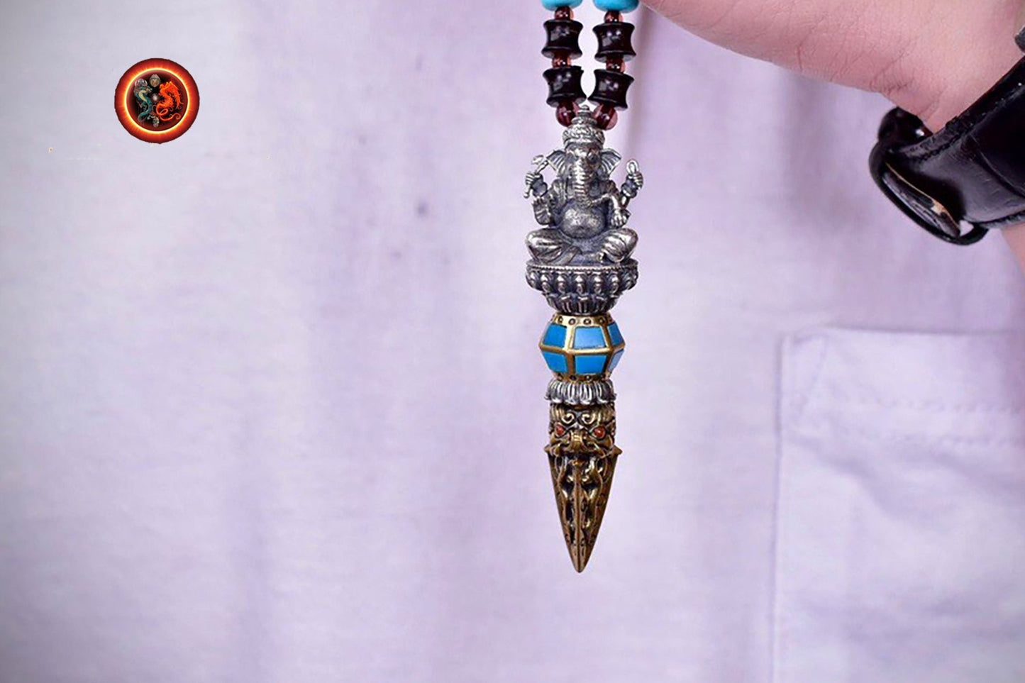 Pendentif traditionnel bouddhiste, bouddhisme tibétain. Ganesh trônant sur une Phurba. protection Tantrique Vajrayana. Argent 925, turquoise - obsidian dragon