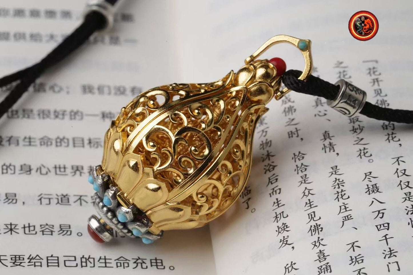 pendentif bouddha ,Amulette. Guan Yin, Chenrezi dans un Lotus à 6 pétales. laiton, plaqué or 24k pendentif ouvrant grâce a un bouton - obsidian dragon
