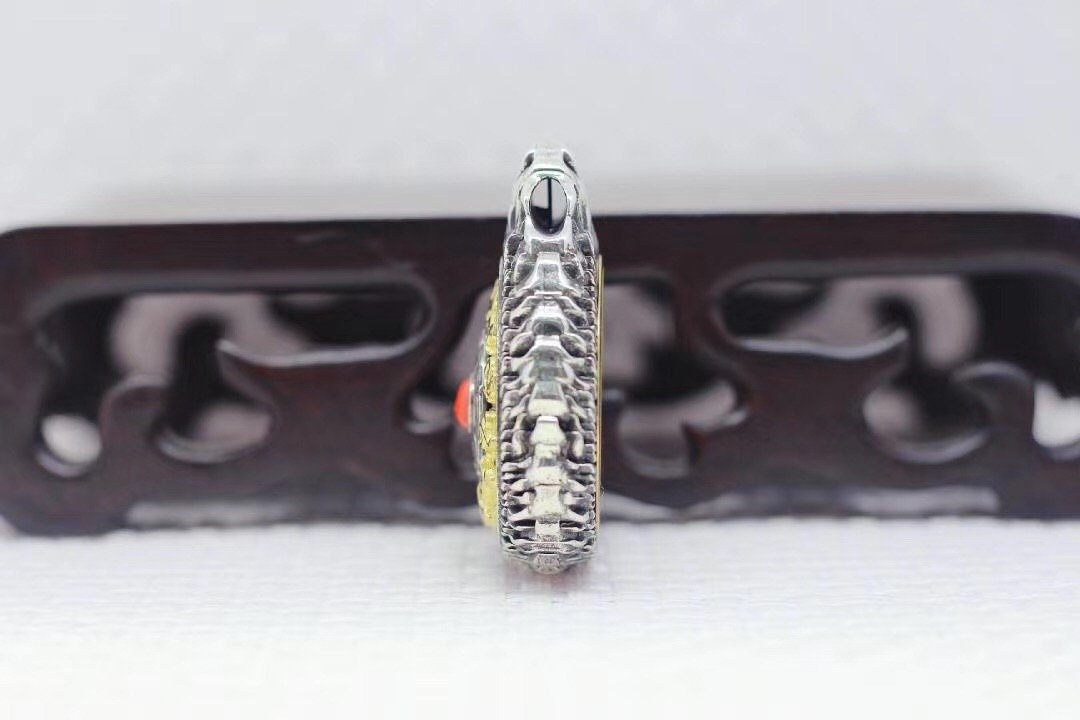 Pendentif bouddha Amitabha. Amulette de protection bouddhiste tibetain. Argent massif 925, plaqué or 18k, agate. Roue de la vie tournante - obsidian dragon