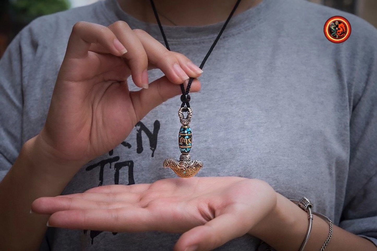 pendentif bouddhiste tibetain, kartika. Couteau des daïkinis. Tantrique. Argent 925, cuivre. DZI tournant, mantra de la compassion Turquoise - obsidian dragon