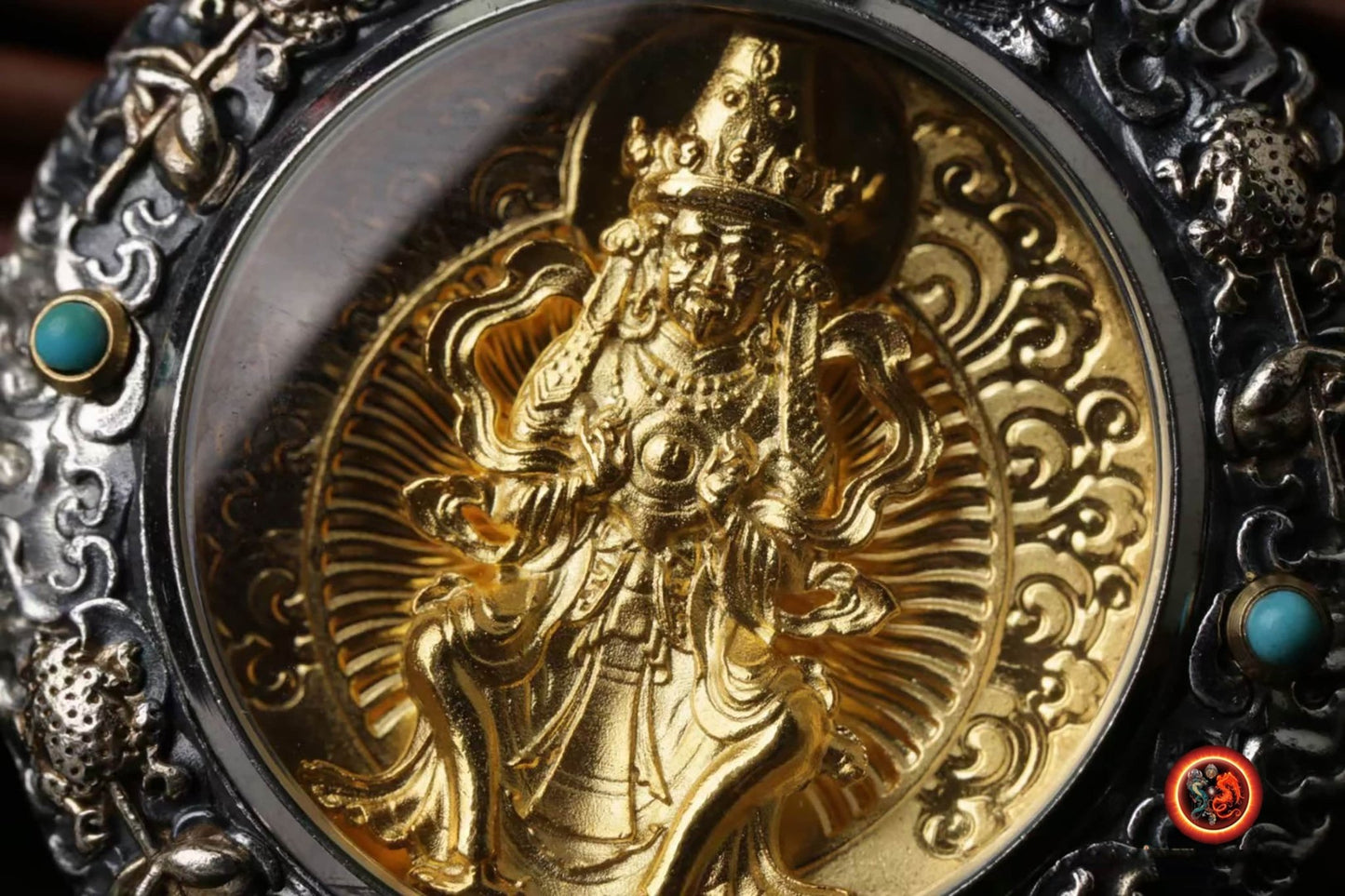 Pendentif bouddha. Zakiram, déité de la richesse de bonne fortune.Amulette de protection du bouddhisme tibetain. Argent massif, or. - obsidian dragon