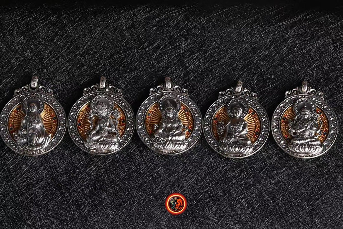 Pendentif, amulette de protection bouddhiste, Tara verte. roue tournante au dos du bouddha, mantra tibétain au verso de l'amulette. - obsidian dragon