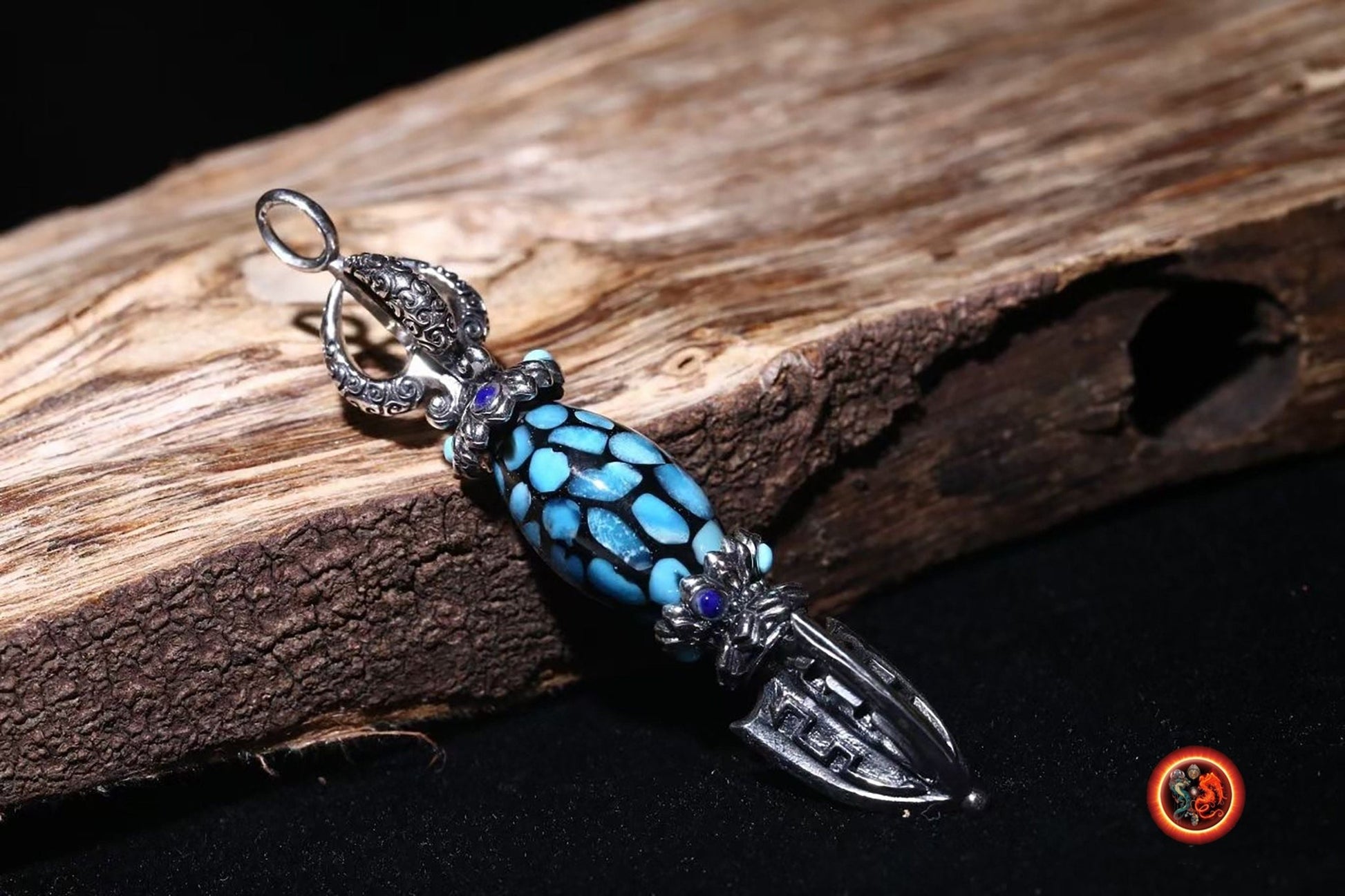 pendentif phurba bouddhiste. Bouddha. bouddhisme tibetain vajrayana. Dague pour vaincre les demons. argent, turquoise - obsidian dragon