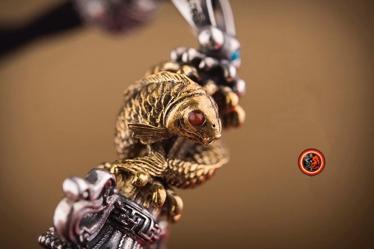 Pendentif DZI à 9 yeux. Bouddhisme tibétain, Inspiration agate sacrée tibétaine. DZI tournant. Symbole du poisson et du vase aux tresors. - obsidian dragon