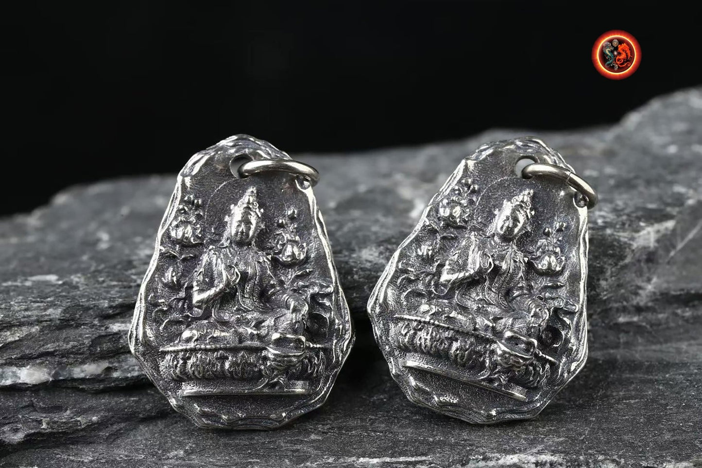 pendentif, talisman, amulette bouddhiste tibétain, déesse Tara sous sa forme blanche. Argent 925 poinçonné. Deux tailles disponibles - obsidian dragon