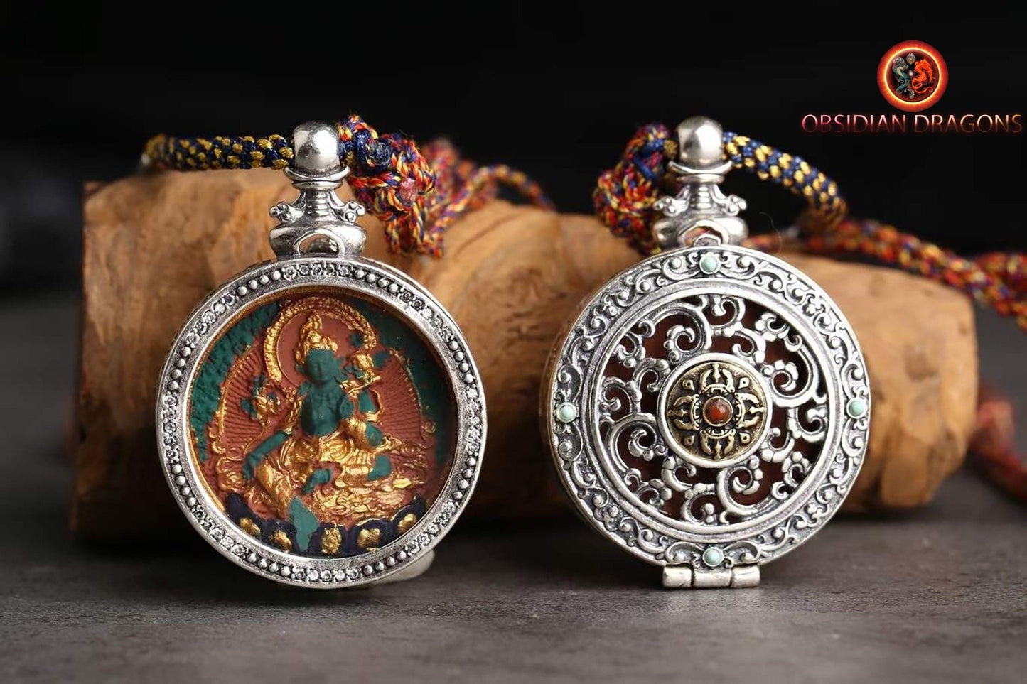 Pendentif bouddha tibétain, amulette tibétaine, tsa tsa en argile authentique dans son reliquaire en argent 925. Déité Tara sous sa forme verte - obsidian dragon