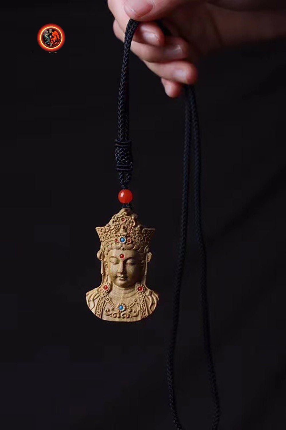 Pendentif, amulette de protection bouddhiste Chenrezi/ Guan Yin. Santal, turquoise et agate nan hong - obsidian dragon