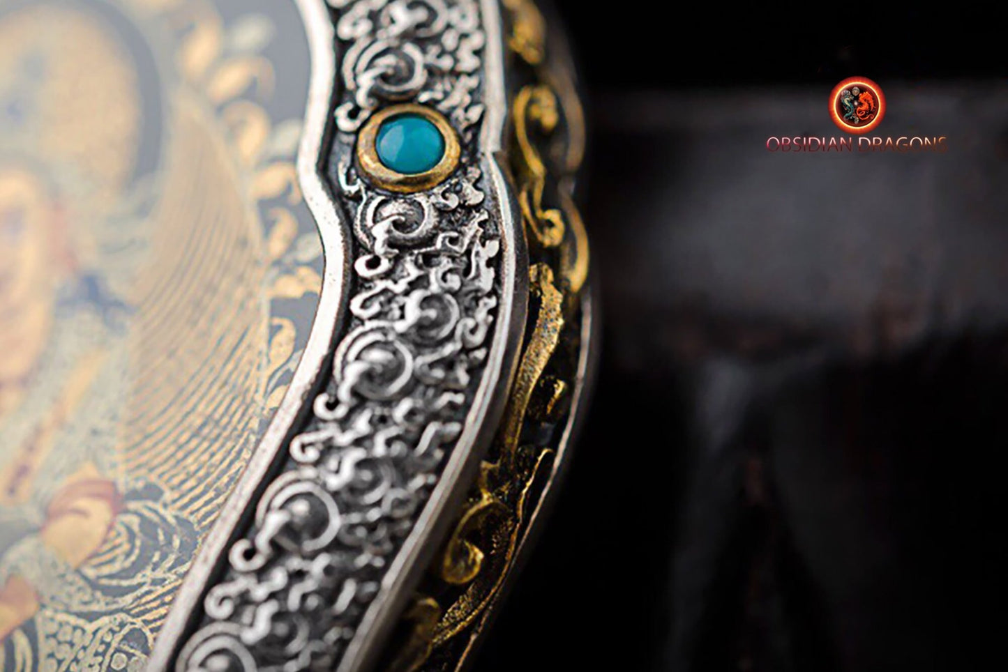 Pendentif Bouddha Vairocana. Ghau, amulette de protection tibétaine. Véritable tangka artisanal - obsidian dragon