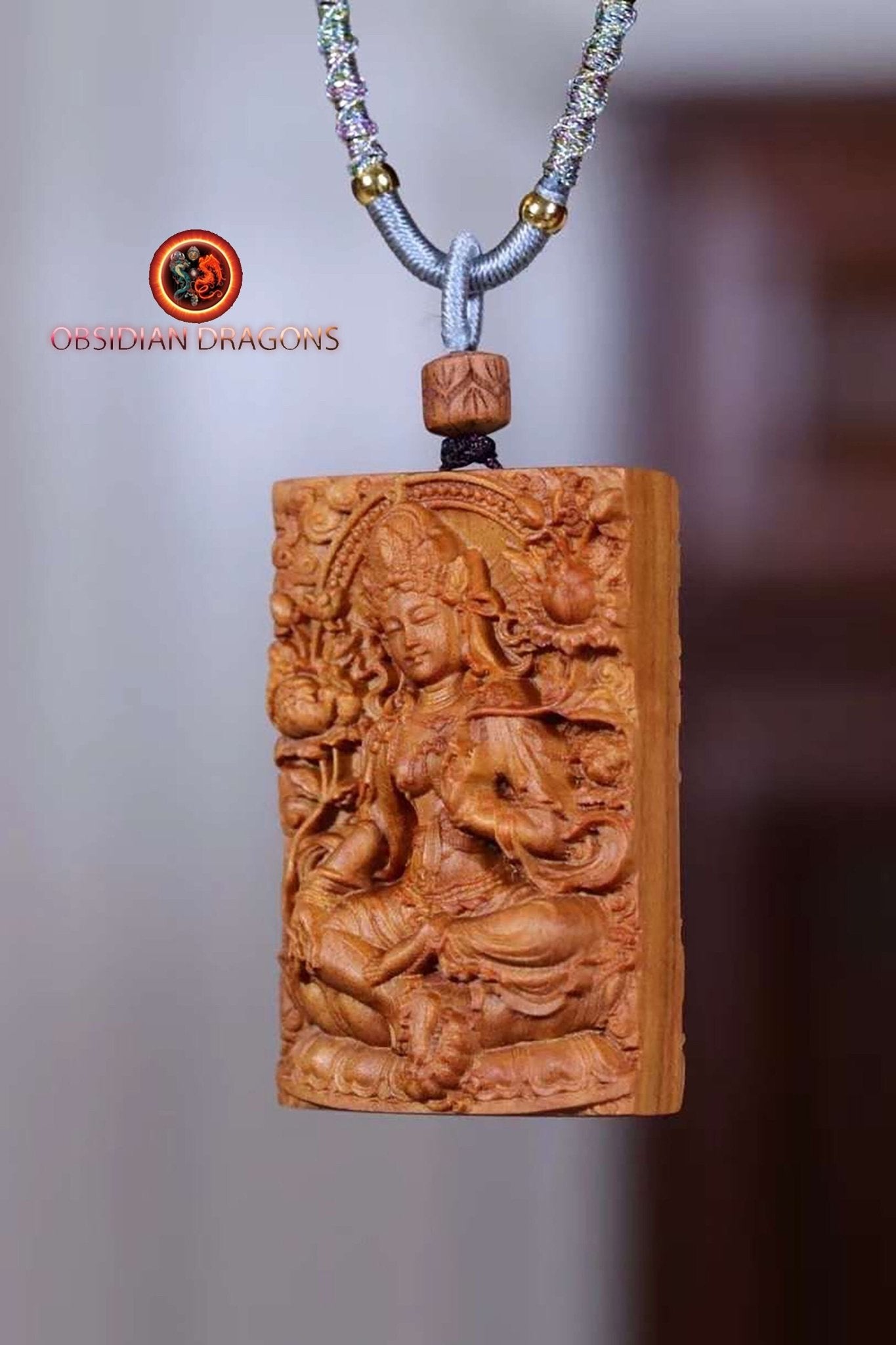 pendentif bouddha, bouddhiste tibetain en santal exceptionnel dit "Laoshan" originaire de Mysore en Inde. Déité Tara sous sa forme verte. - obsidian dragon