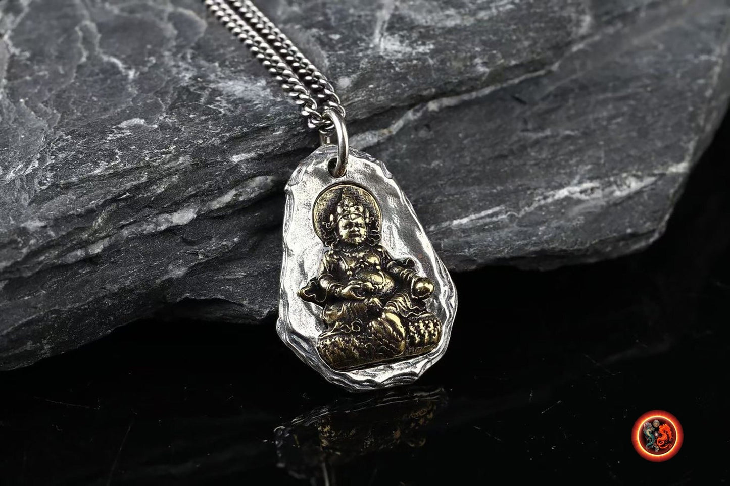 Pendentif bouddha. Jambhala déité tibétaine de la richesse. Amulette de protection du bouddhisme vajrayana - obsidian dragon