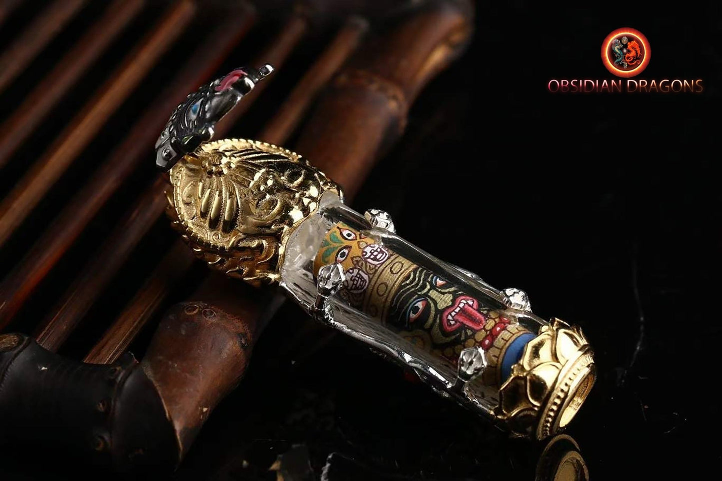 Pendentif, amulette bouddhiste tibétaine de bonne fortune. Tangkas peints artisanalement et traditionnellement. Deux déités a choix - obsidian dragon