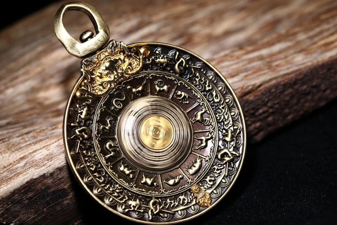 pendentif bouddhiste , amulette de protection tibetaine, talisman feng shui. Roue de la vie bouddhiste tournante. Cuivre. - obsidian dragon