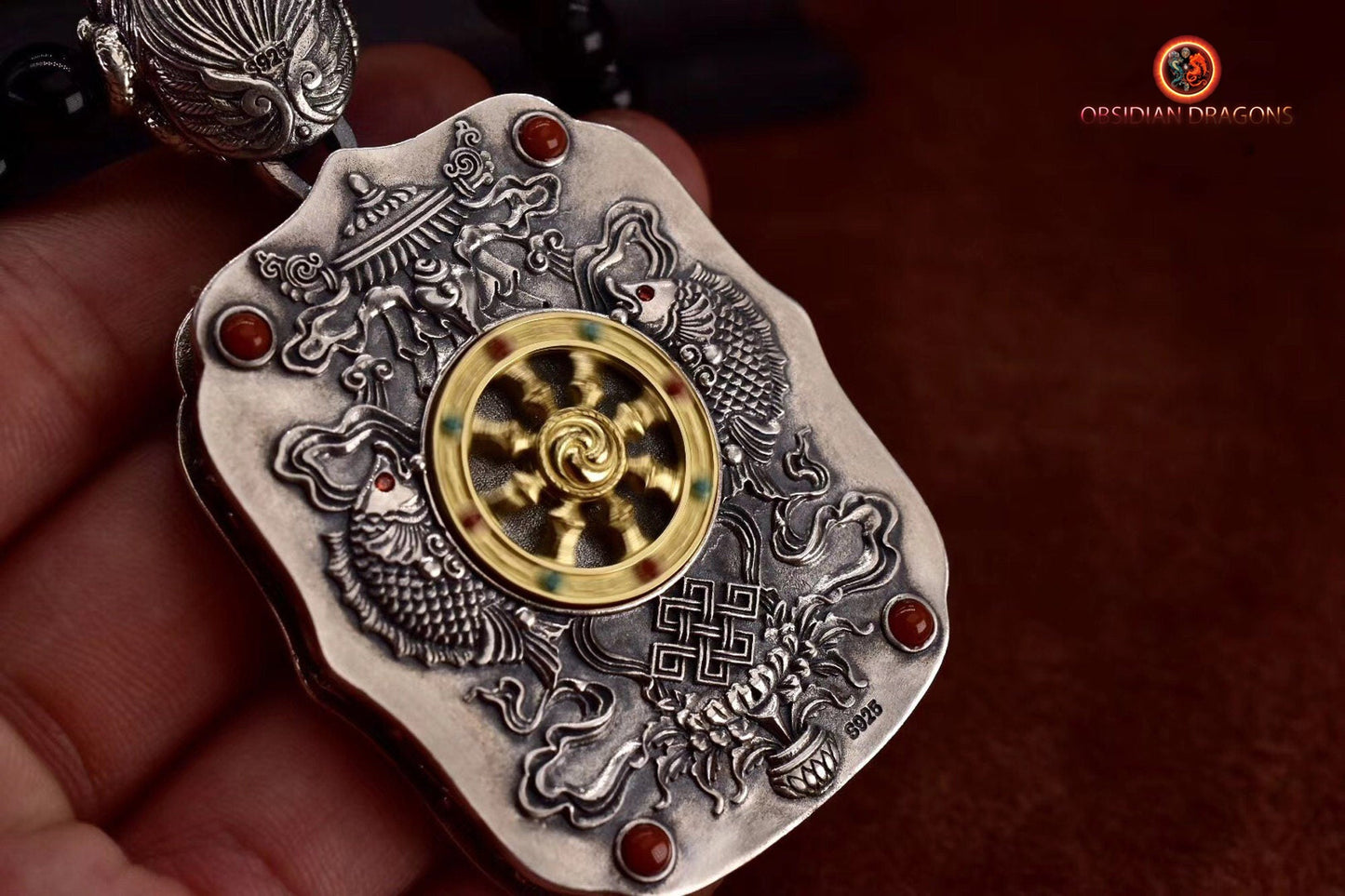 Pendentif Bouddha. Tangka artisanal Jambhala déité de la richesse tibétaine. Bélière Garuda - obsidian dragon