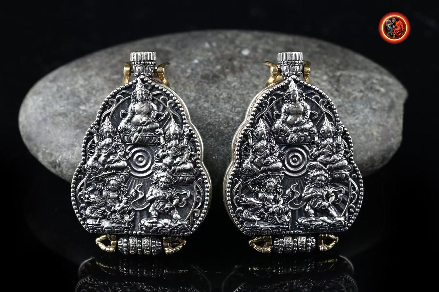 Pendentif bouddha, ghau, bouddhisme tibétain, vajrayana. Déité de la richesse, Jambhala sous ses 5 formes. Mantras au verso, argent 925. - obsidian dragon