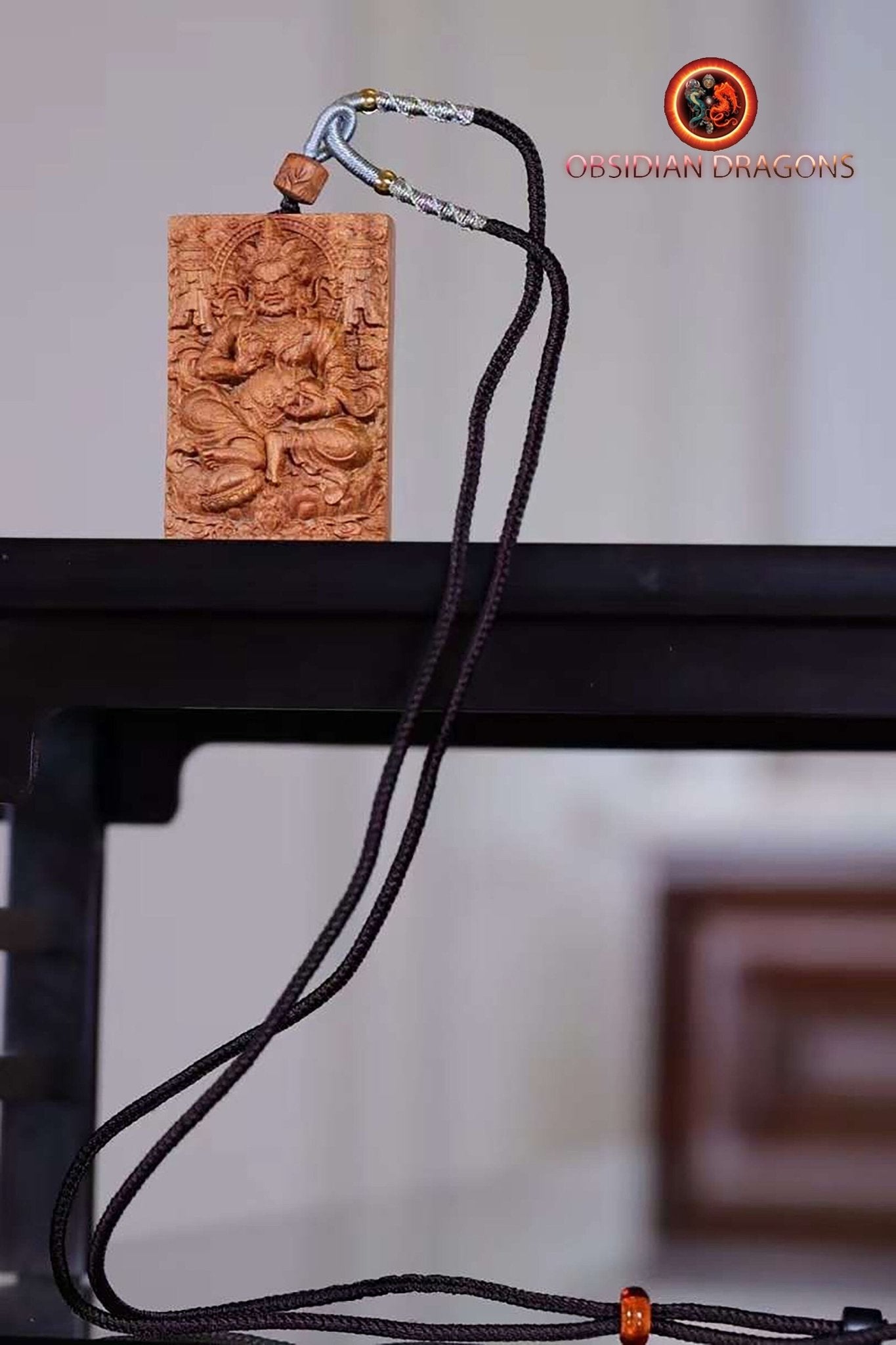 pendentif bouddha, bouddhiste tibetain en santal exceptionnel dit "Laoshan" originaire de Mysore en Inde. Déité de la richesse Jambhala - obsidian dragon