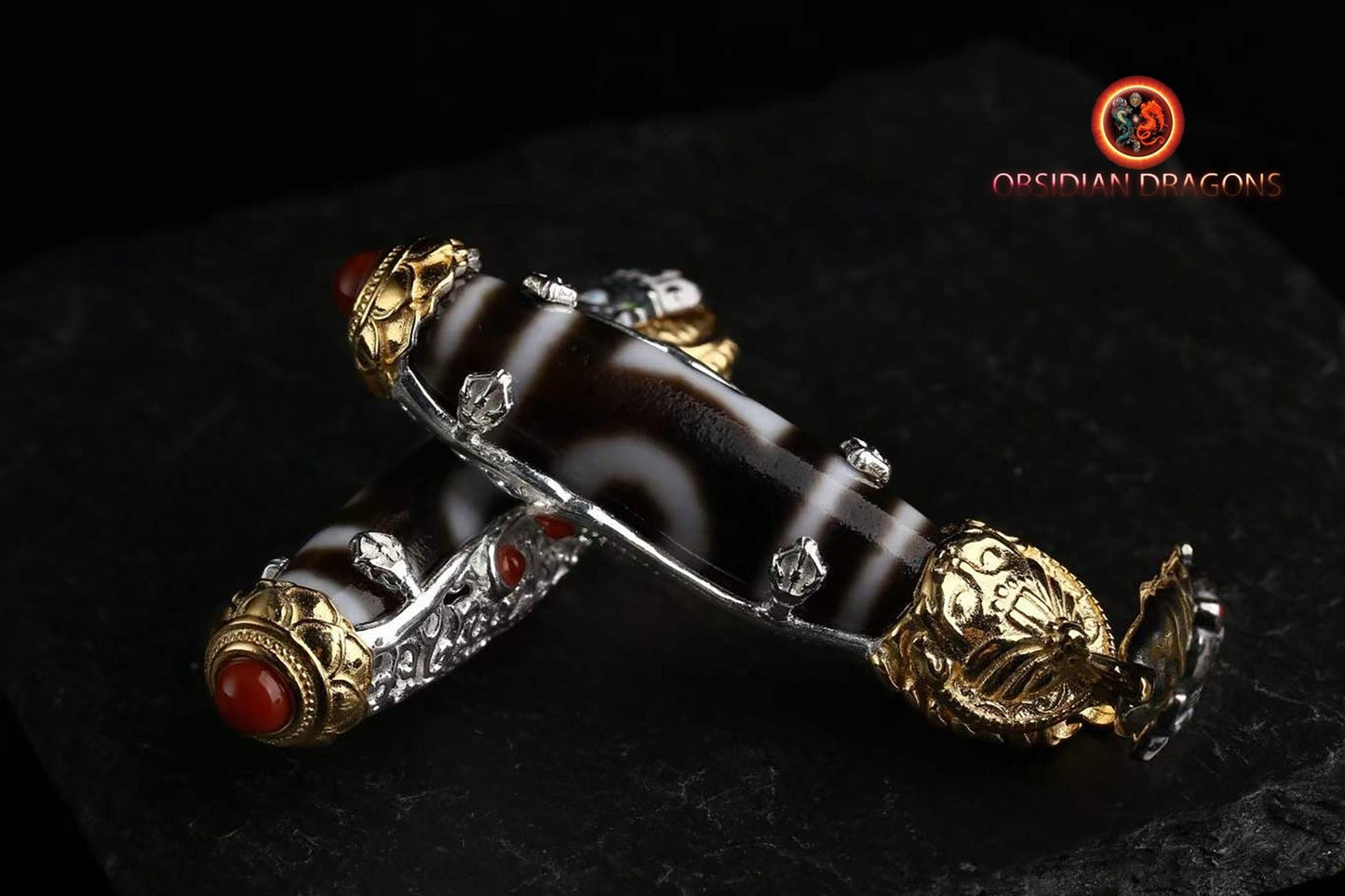 Pendentif, amulette bouddhiste tibétaine de bonne fortune. DZI, agates sacrées tibétaines authentiques "ciel et terre". Déité de la richesse - obsidian dragon