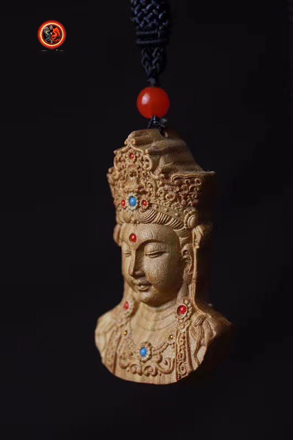 Pendentif, amulette de protection bouddhiste Chenrezi/ Guan Yin. Santal, turquoise et agate nan hong - obsidian dragon
