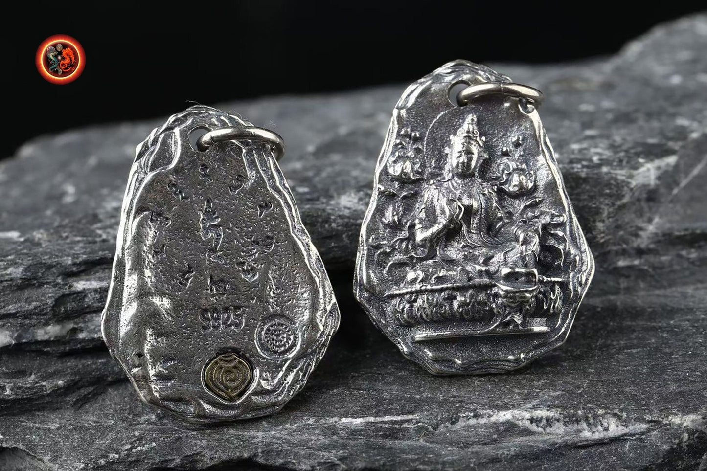 pendentif, talisman, amulette bouddhiste tibétain, déesse Tara sous sa forme blanche. Argent 925 poinçonné. Deux tailles disponibles - obsidian dragon