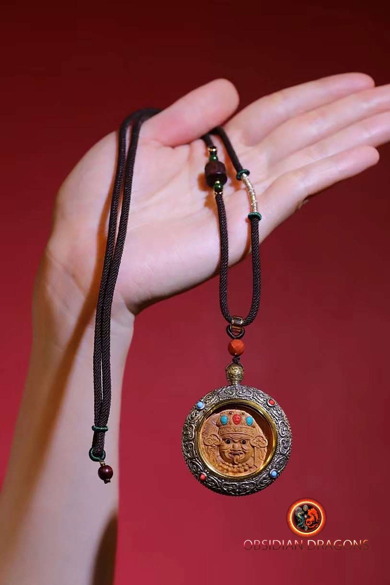 Pendentif, amulette bouddhiste tibétaine, divinité Zakiram richesse et bonne fortune Santal exceptionnel dit de Laoshan argent 925 turquoise - obsidian dragon