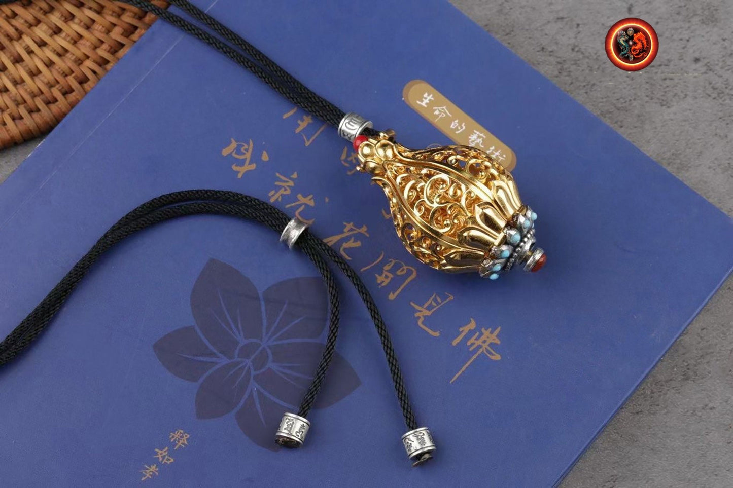 pendentif bouddha ,Amulette. Guan Yin, Chenrezi dans un Lotus à 6 pétales. laiton, plaqué or 24k pendentif ouvrant grâce a un bouton - obsidian dragon