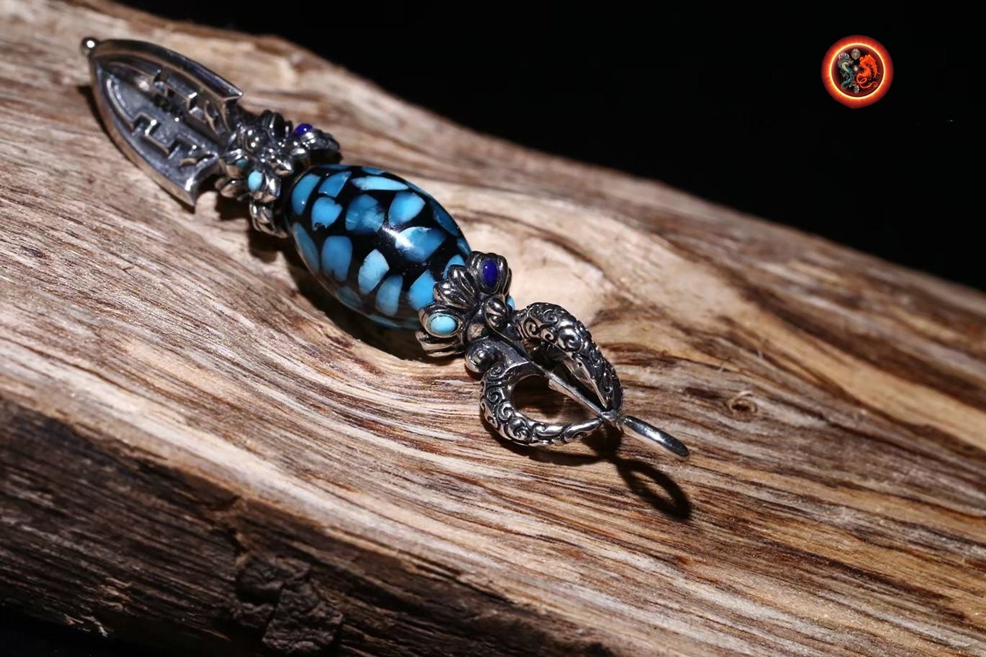 pendentif phurba bouddhiste. Bouddha. bouddhisme tibetain vajrayana. Dague pour vaincre les demons. argent, turquoise - obsidian dragon