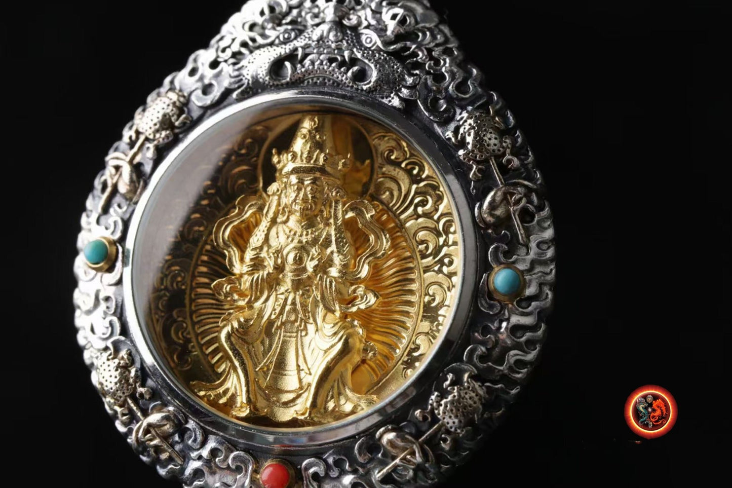 Pendentif bouddha. Zakiram, déité de la richesse de bonne fortune.Amulette de protection du bouddhisme tibetain. Argent massif, or. - obsidian dragon