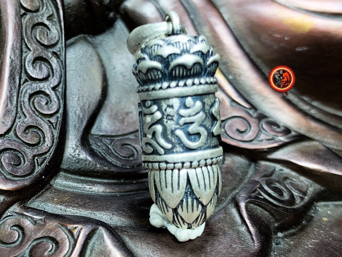 Reliquaire bouddhiste tibetain vajrayana. Moulin a prière ouvrant, lotus. Mantra de la compassion "om mani padme hum". Argent 925 poinçonné - obsidian dragon