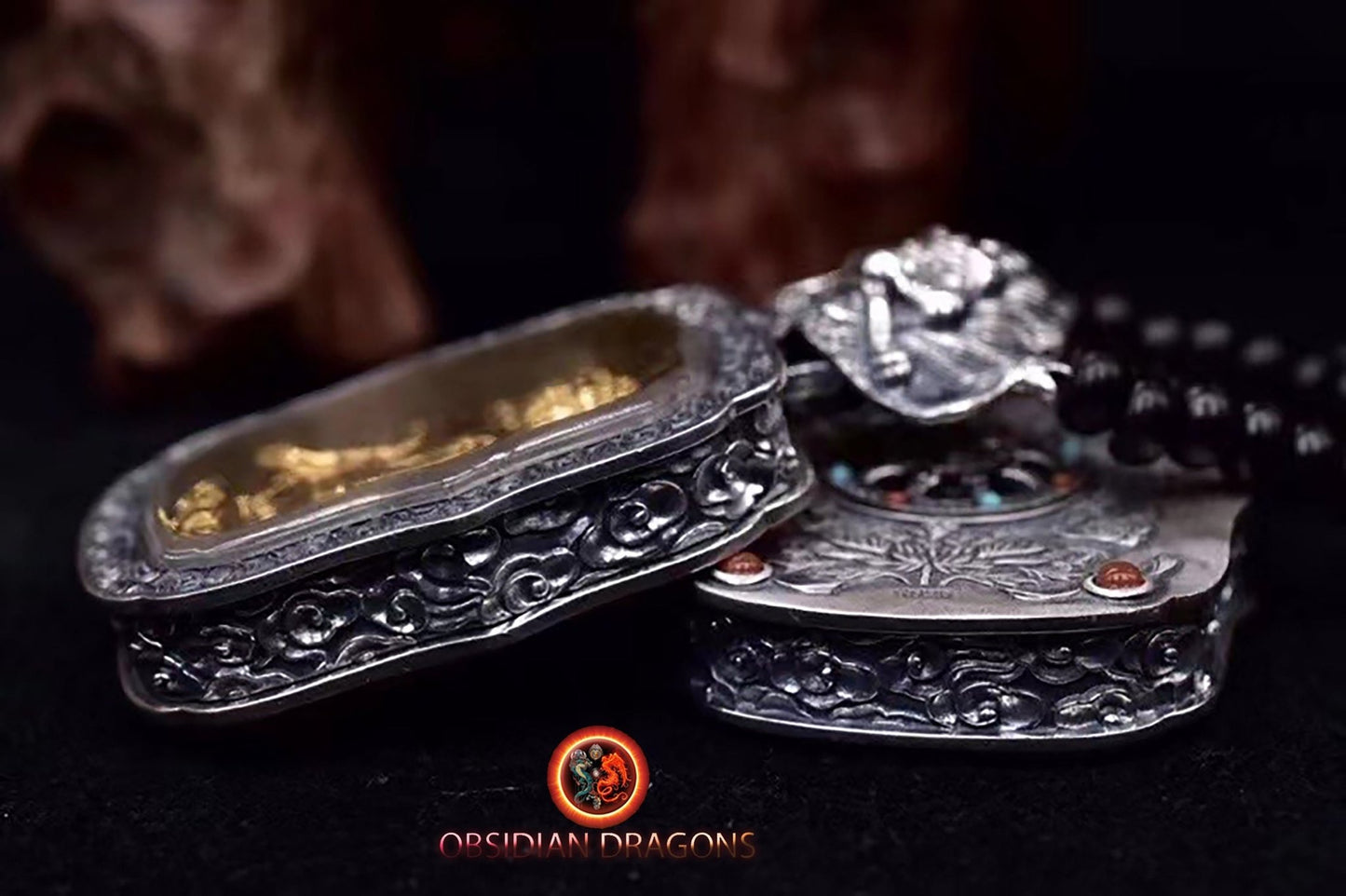 Pendentif bouddha Chenrezig/ Guan Yin, amulette de protection du bouddhisme vajrayana esoterique tibétain. représentation de Garuda sur la beliere. - obsidian dragon