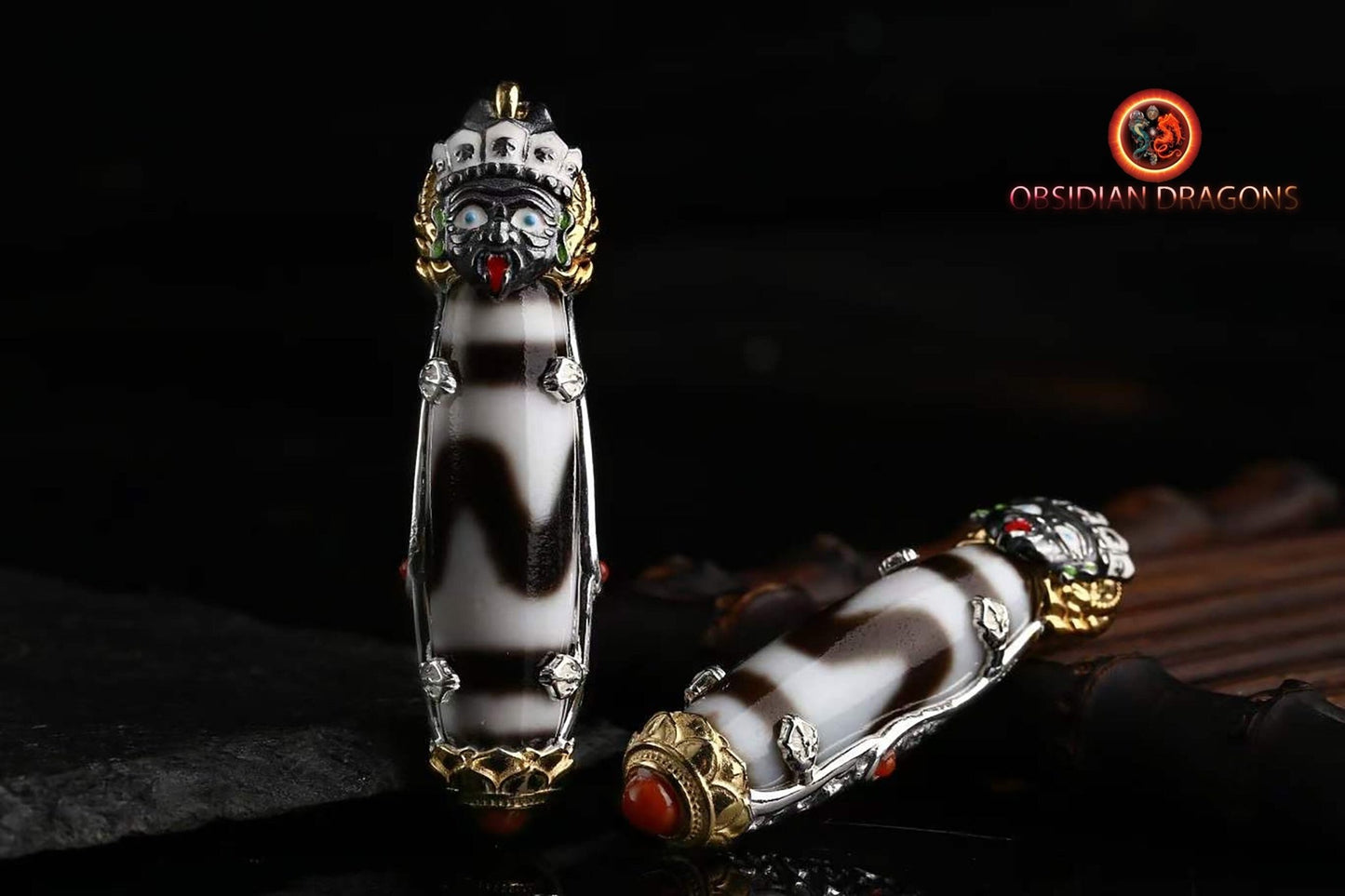 Pendentif, amulette bouddhiste tibétaine de bonne fortune. DZI, agates sacrées tibétaines authentiques "dents de tigre" Déité de la richesse - obsidian dragon