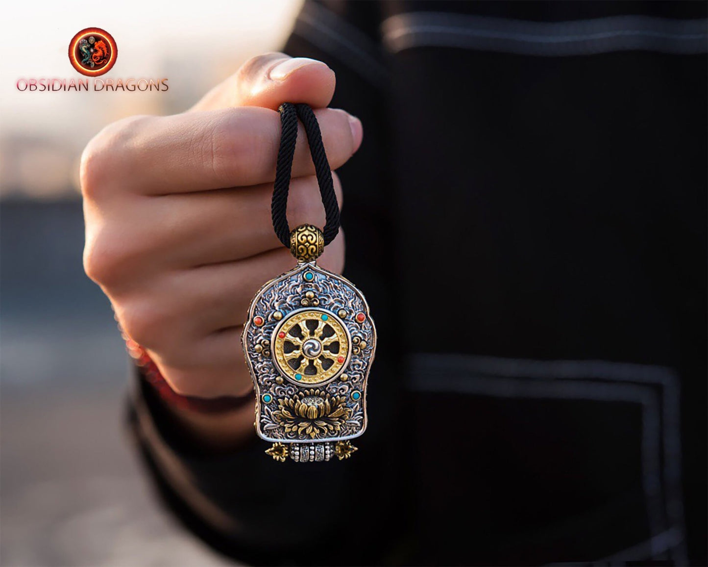 Pendentif Bouddha Vairocana. Ghau, amulette de protection tibétaine. Véritable tangka artisanal - obsidian dragon