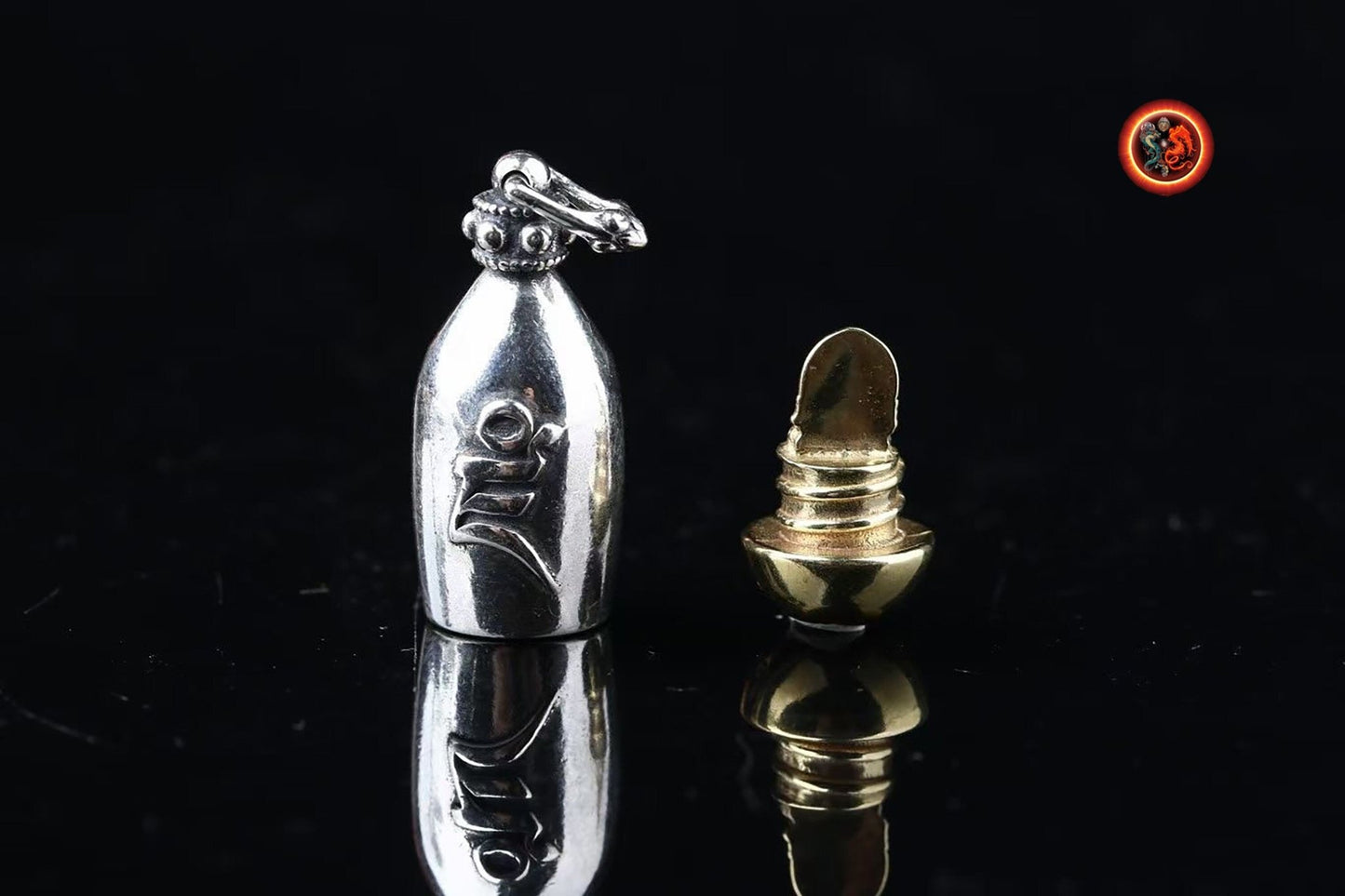 pendentif bouddha, ghau bouddhisme tibetain. Jambhala sous sa forme jaune. Déité de la richesse. mantra syllabe "DZAM" argent 925 et cuivre - obsidian dragon
