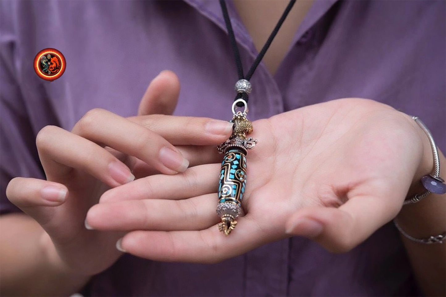 Pendentif DZI à 9 yeux. Bouddhisme tibétain, Inspiration agate sacrée tibétaine. DZI tournant. Symbole du poisson et du vase aux tresors. - obsidian dragon