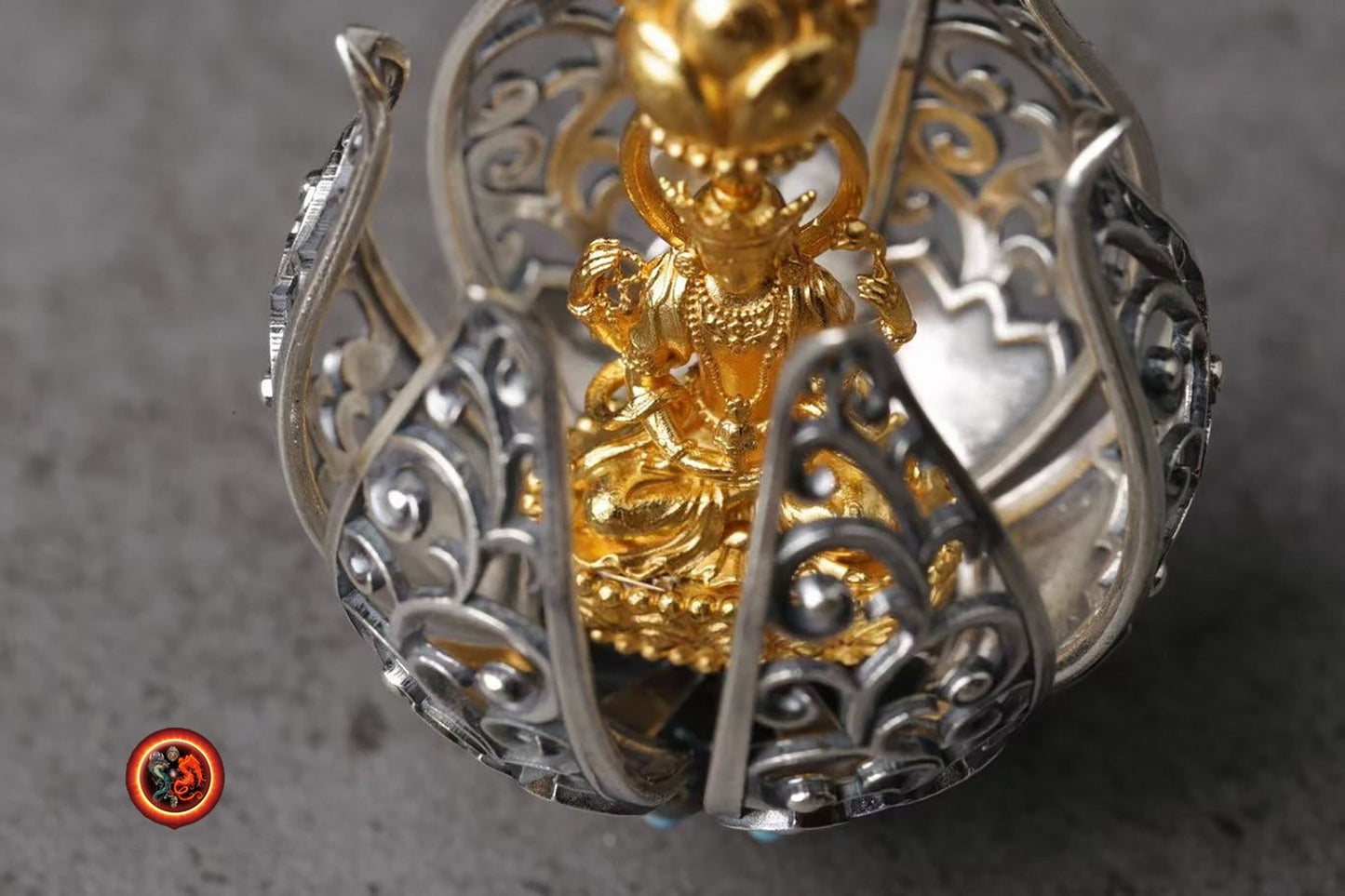 Pendentif Bouddha. Amulette Guan Yin/ Chenrezig, dans un Lotus à 6 pétales. Argent 925, plaqué or 24k pendentif ouvrant. - obsidian dragon
