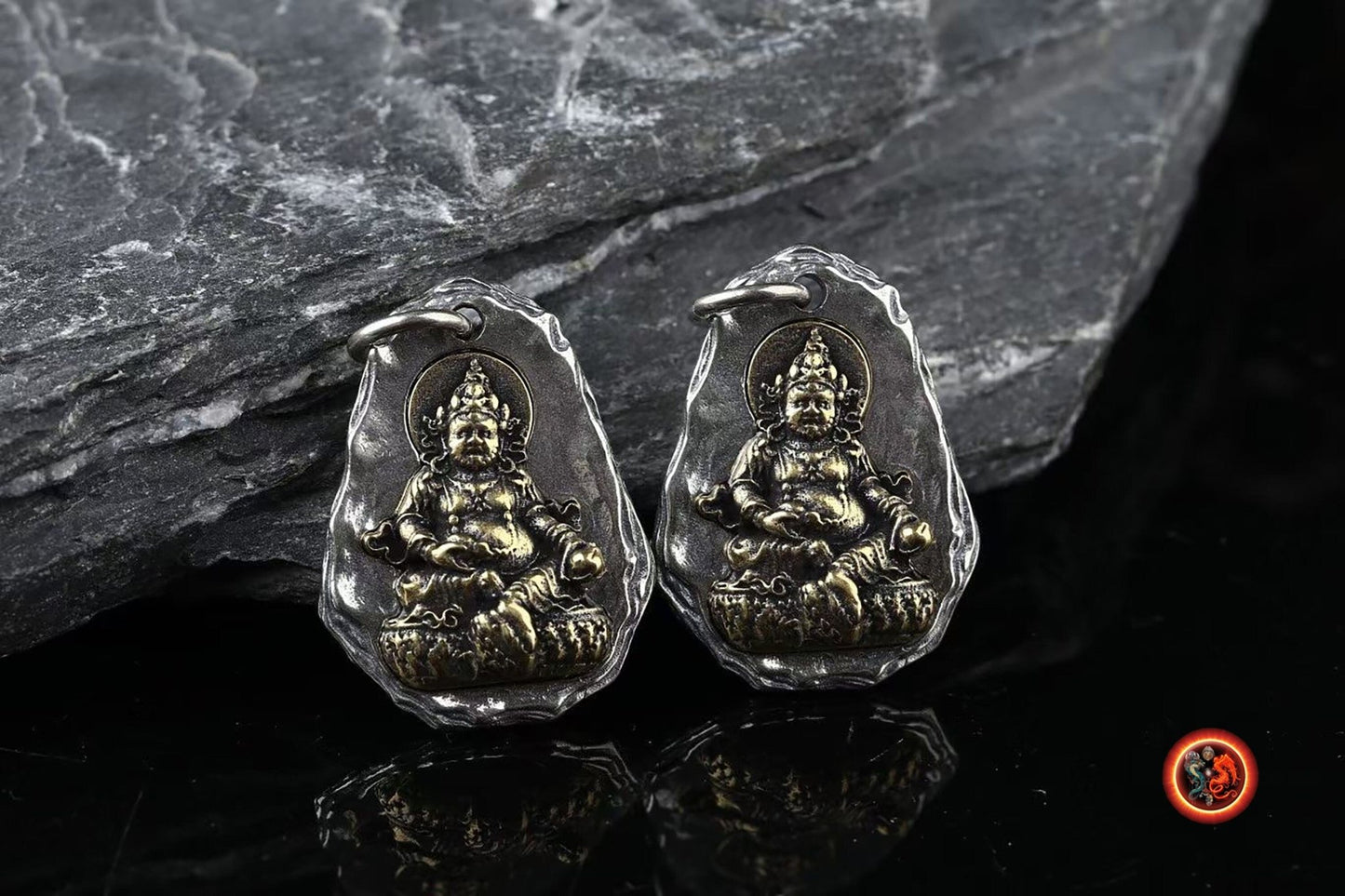 Pendentif bouddha. Jambhala déité tibétaine de la richesse. Amulette de protection du bouddhisme vajrayana - obsidian dragon