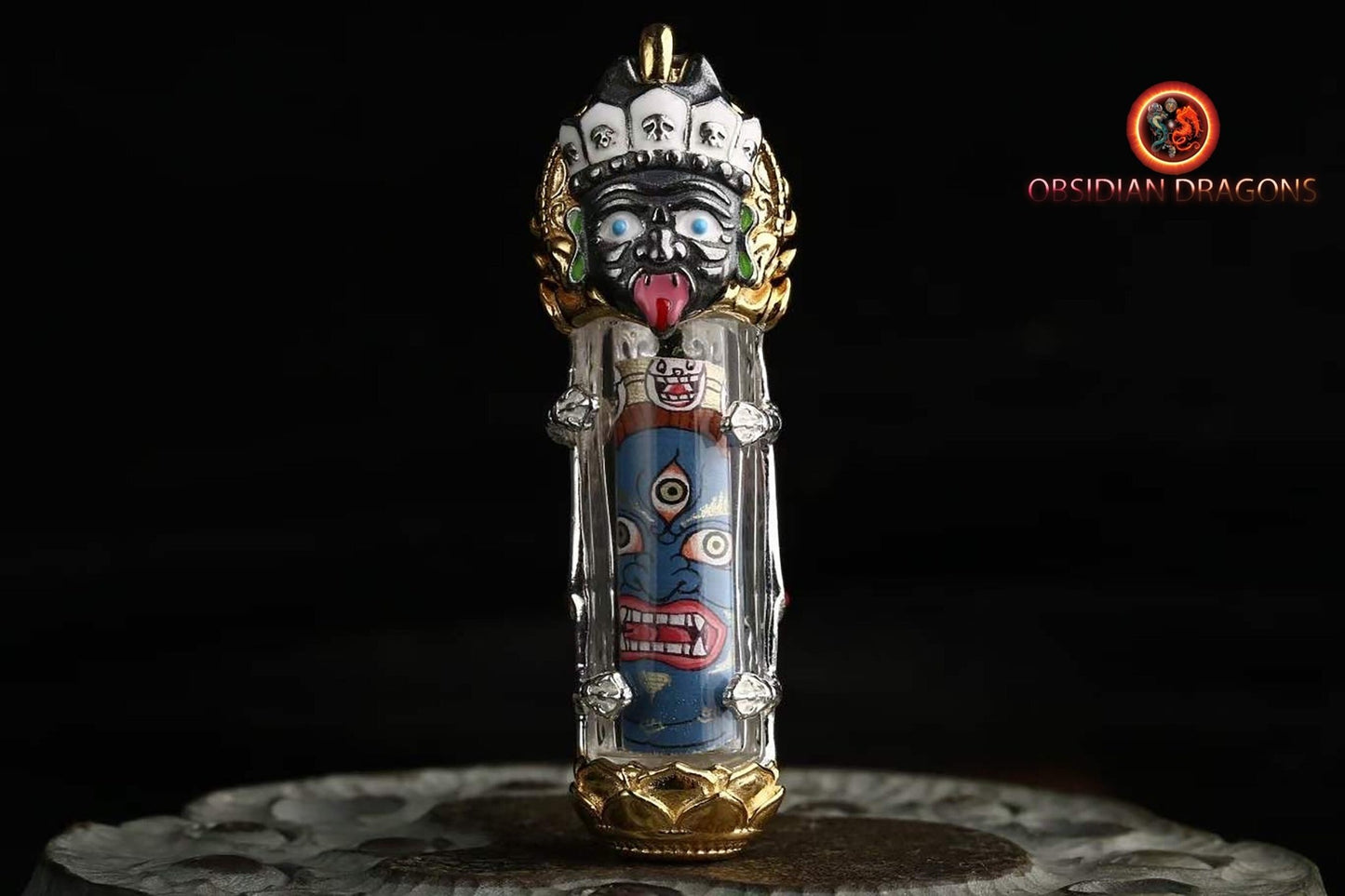 Pendentif, amulette bouddhiste tibétaine de bonne fortune. Tangkas peints artisanalement et traditionnellement. Deux déités a choix - obsidian dragon