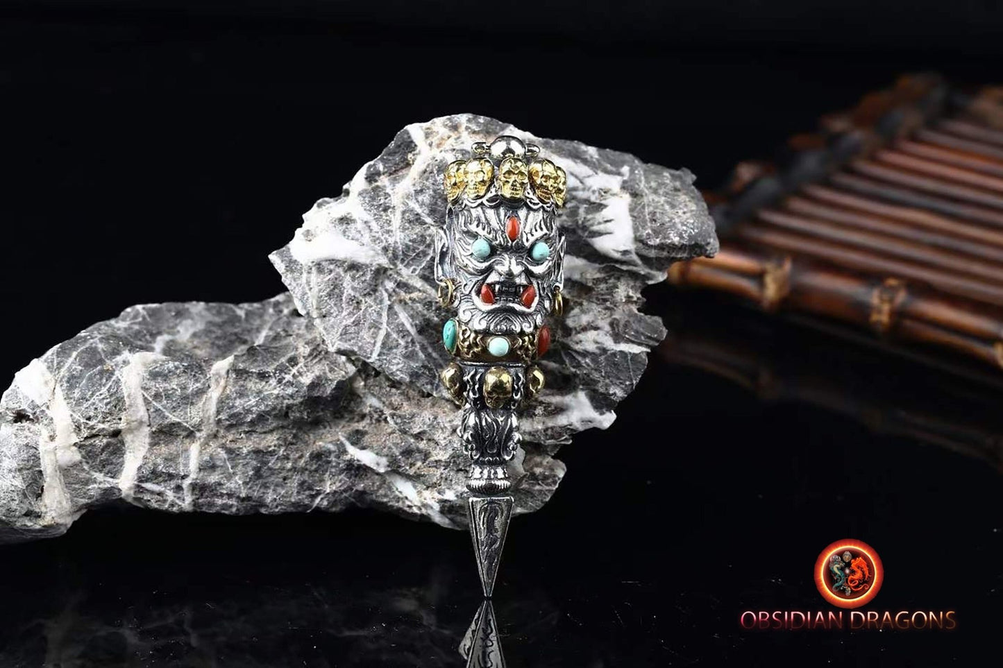 Pendentif bouddhiste tibétain. Phurba, protection de la dague vajrayana pour vaincre les démons. Argent 925, cuivre, turquoise, agate dite nan hong - obsidian dragon