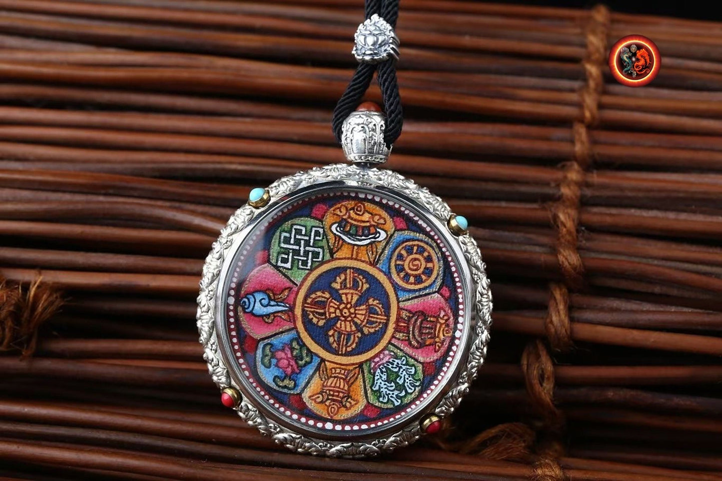 Ghau, amulette, pendentif bouddhiste tibétain 8 signes auspicieux du bouddhisme Véritable Tangka Regong traditionnel Argent, cuivre, grenat - obsidian dragon