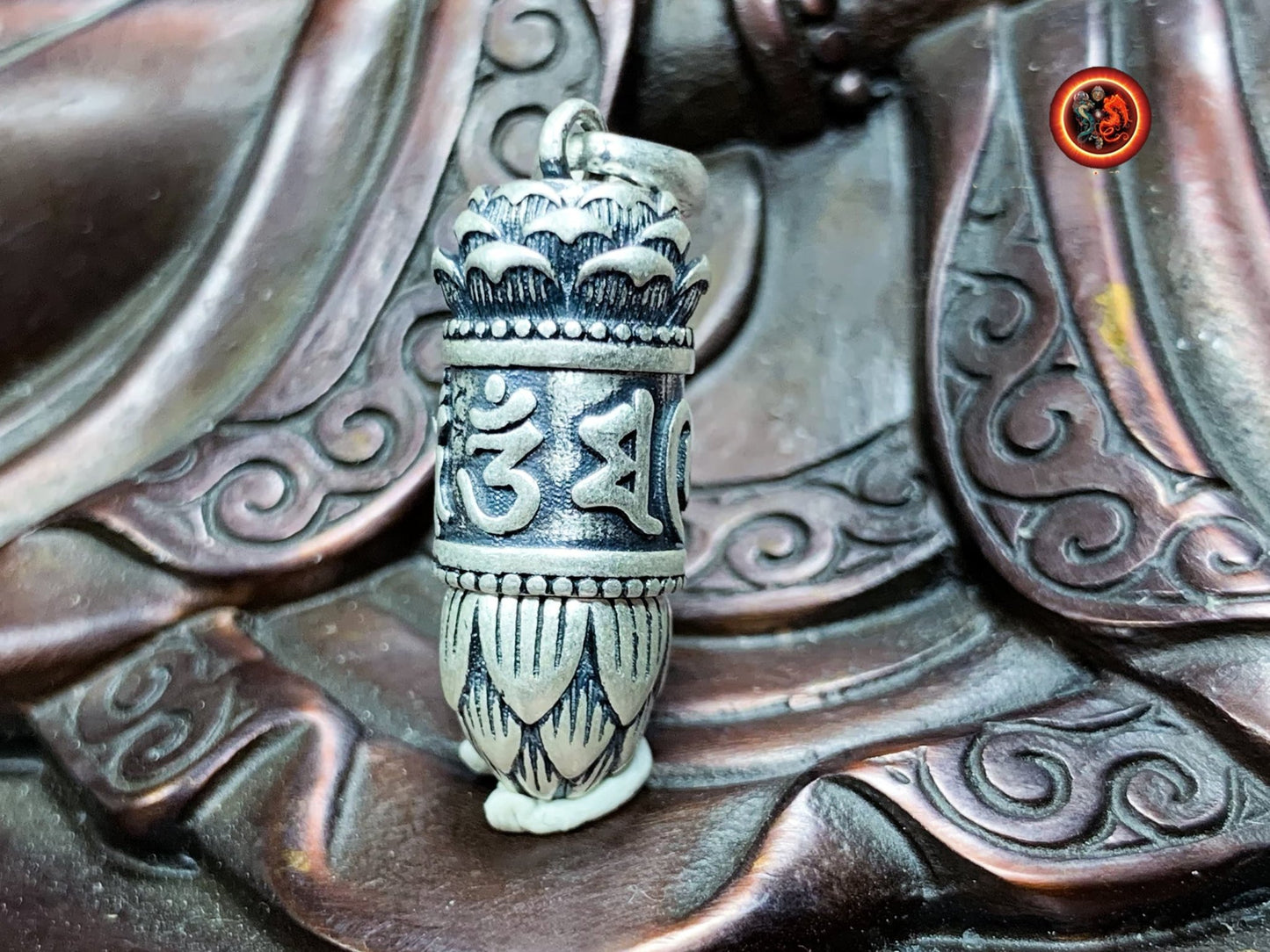 Reliquaire bouddhiste tibetain vajrayana. Moulin a prière ouvrant, lotus. Mantra de la compassion "om mani padme hum". Argent 925 poinçonné - obsidian dragon
