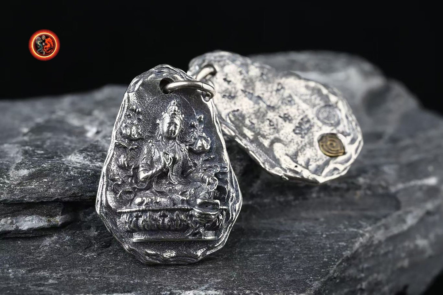 pendentif, talisman, amulette bouddhiste tibétain, déesse Tara sous sa forme blanche. Argent 925 poinçonné. Deux tailles disponibles - obsidian dragon