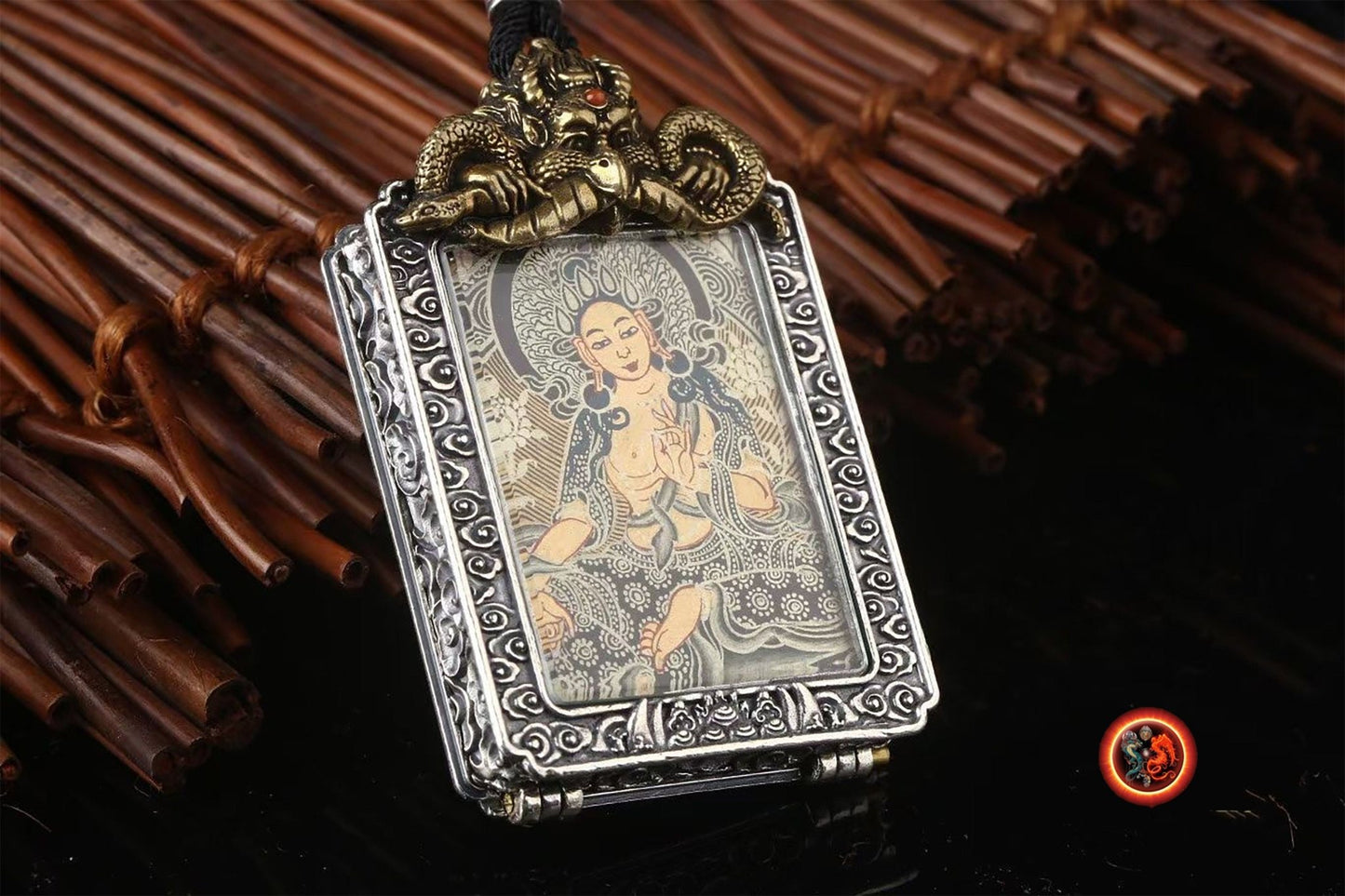 Pendentif bouddha, Amulette, reliquaire protection bouddhisme tibétain Tara verte argent 925, bronze. thangka peint à la main dorje tournant au verso. - obsidian dragon