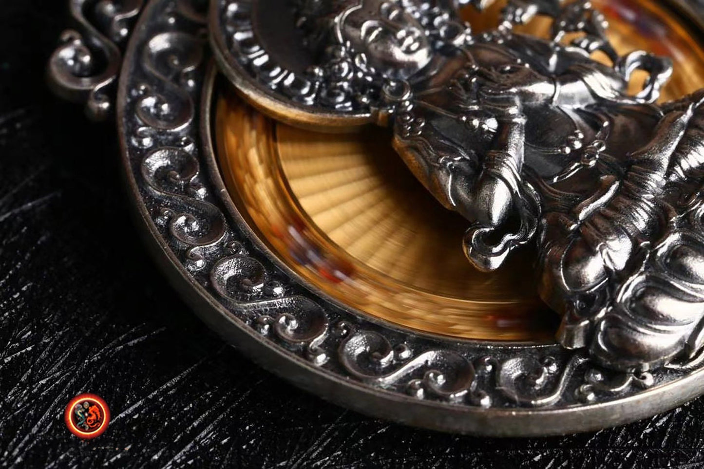 Pendentif, amulette de protection bouddhiste, Tara verte. roue tournante au dos du bouddha, mantra tibétain au verso de l'amulette. - obsidian dragon