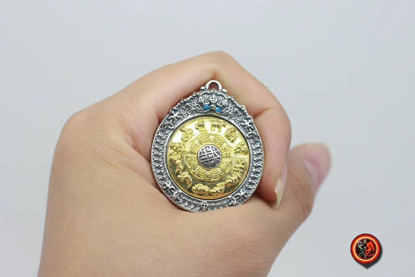 Pendentif Bouddhiste Tibétain traditionnel. Amulette de protection tournant - obsidian dragon