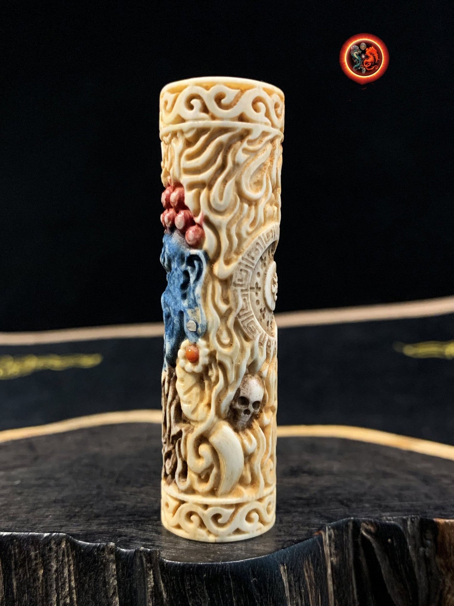 Ojime, Représentation du Bouddha Acala sculpté artisanalement en bois de cerf peint de pigments faits de minéraux broyés. Pièce rare - obsidian dragon