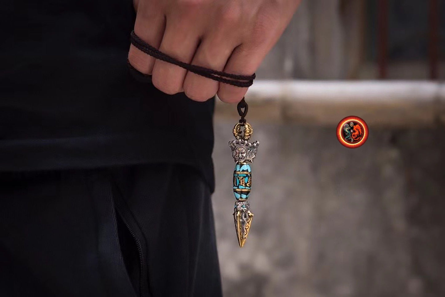 Pendentif dague Phurba bouddhisme vajrayana. DZI tournant au choix Mantra de la compassion "om mani padme hum" ou DZI à 9 yeux - obsidian dragon