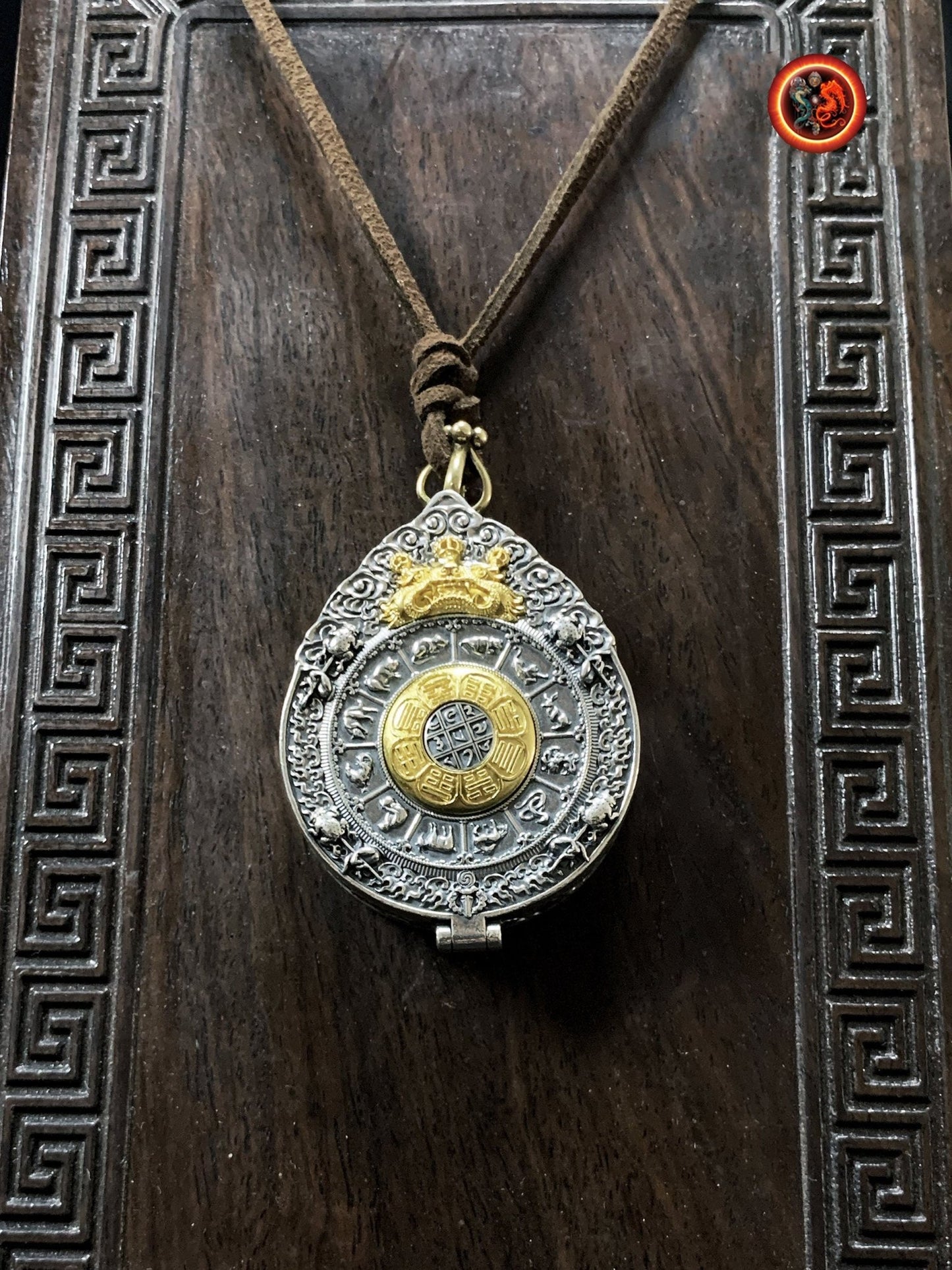 Pendentif, reliquaire, protection bouddhiste tibétaine. ouvrant, trigrammes bagua tournant. Argent 925. Roue du dharma - obsidian dragon