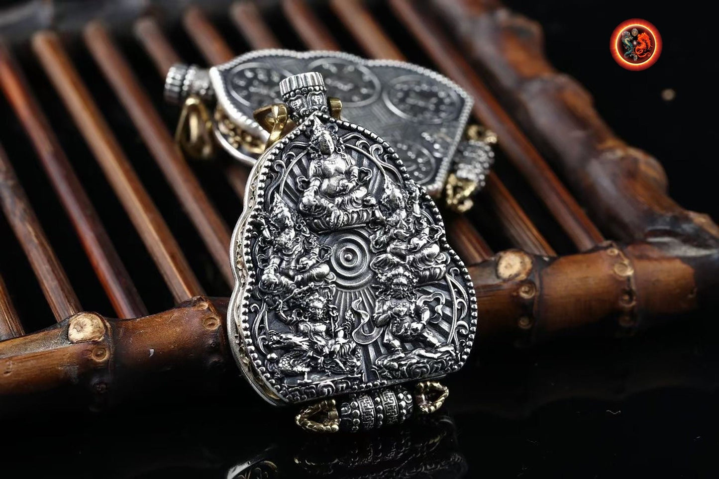 Pendentif bouddha, ghau, bouddhisme tibétain, vajrayana. Déité de la richesse, Jambhala sous ses 5 formes. Mantras au verso, argent 925. - obsidian dragon