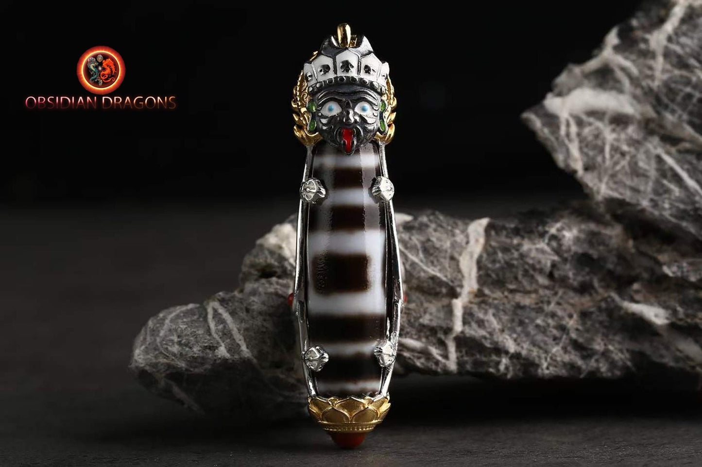 Pendentif, amulette bouddhiste tibétaine de bonne fortune. DZI, agates sacrées tibétaines authentiques "ciel et terre". Déité de la richesse - obsidian dragon
