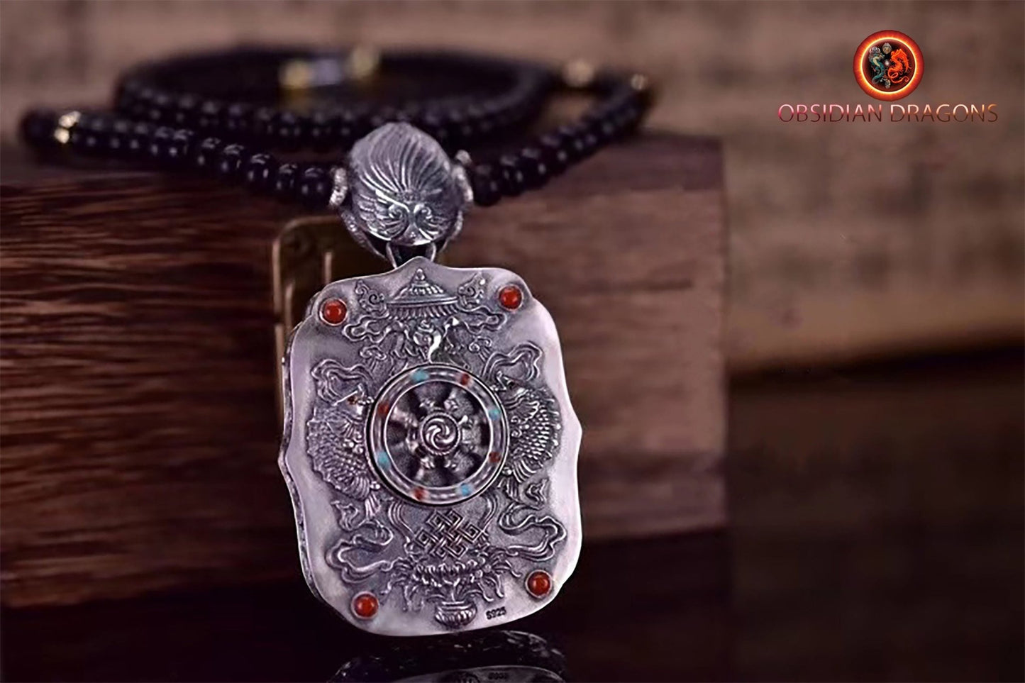 Pendentif bouddha Chenrezig/ Guan Yin, amulette de protection du bouddhisme vajrayana esoterique tibétain. représentation de Garuda sur la beliere. - obsidian dragon
